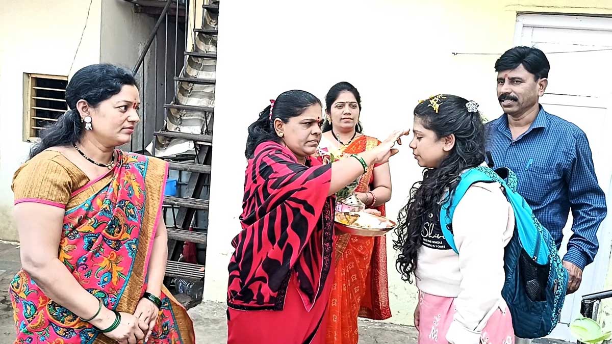 …अन् जन्मदात्या पित्याच्या अश्रूंचा फुटला बांध; युक्रेनमध्ये अडकलेली मोनिका दाभाडे स्वगृही