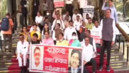 नवाब मलिकांच्या राजीनाम्यासाठी भाजपचा विधानभवनाच्या पायरीवर आंदोलन