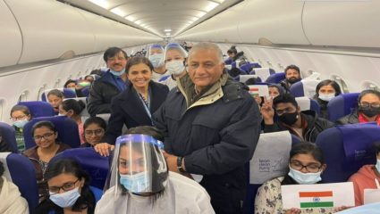 रशिया-युक्रेन युद्धात अडकलेल्या शेवटच्या विद्यार्थ्यांना घेऊन केंद्रीय मंत्री भारतात; ‘ऑपरेशन गंगा’ यशस्वी