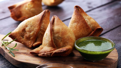 जगात आहे एक असा देश जिथे सामोसा खाण्यावर आहे बंदी, कारण ऐकाल तर तुम्हाला बसेल धक्का