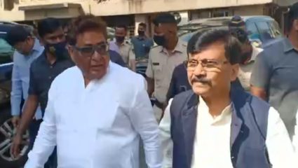 खासदार संजय राऊत नवाब मलिक यांच्या घरी दाखल; कुटुंबियांची घेतली भेट