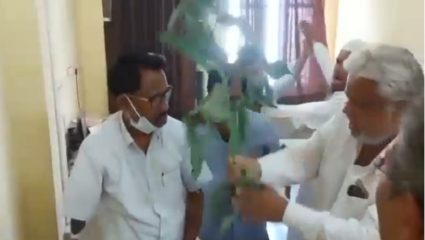 काँग्रेस कार्यकर्त्यांनी नायब तहसीलदारांच्या अंगावर फेकल्या बेशरमाच्या फांद्या; 18 जणांवर गुन्हा दाखल