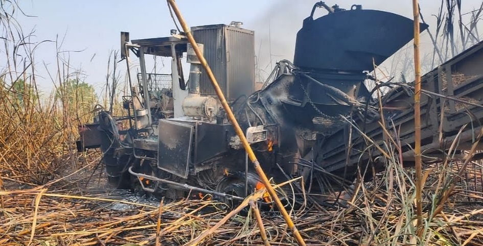 शाॅर्ट सर्किटने हार्वेस्टरसह अडीच एकर ऊस जळून खाक; हार्वेस्टर मशिनचंही मोठं नुकसान