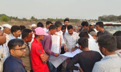 मतदारसंघातून जाणाऱ्या राष्ट्रीय महामार्गाच्या कामाची अधिकाऱ्यांसोबत आमदार रोहित पवारांकडून पाहणी