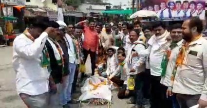 परळीत महावीतरणच्या विरोधात भाजप युवा मोर्चाचे अनोखे आंदोलन!