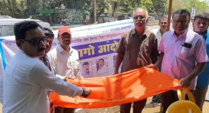 महाराष्ट्रातील मंत्र्यांच्या स्वार्थी मनोवृत्तीच्या निषेधार्थ बीड मध्ये सामाजिक कार्यकर्त्यांनी केलं भिख मांगो आंदोलन