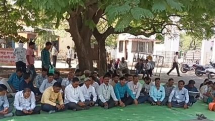 शिक्षकदिनीच राज्यातील तब्बल 60 हजार शिक्षक जाणार संपावर; काळी फीत लावून निषेधही करणार