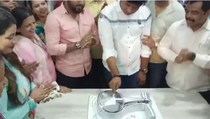 भोंग्याच्या आकाराचा केक कापून मनसे नेते अविनाश जाधव यांनी साजरा केला वाढदिवस