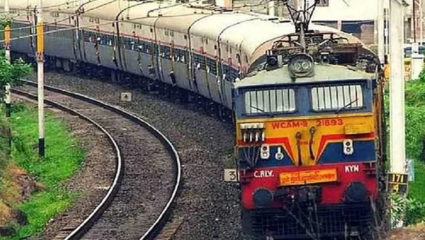 नाशिककरांसाठी आनंदाची बातमी – दोन वर्षांच्या कालखंडानंतर गोदावरी एक्स्प्रेस अखेर सुरु, लासलगावमध्ये दणक्यात स्वागत