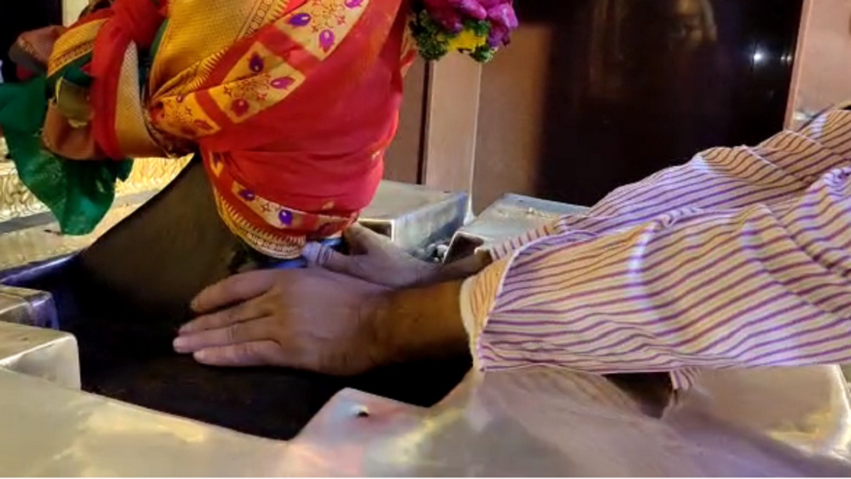 विठ्ठल-रुक्मिणीचे पदस्पर्श दर्शन बंद असताना देखील मूर्तींची झीज