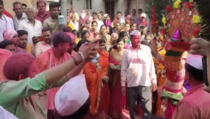 देवीच्या सोंगासमोर डफडयाच्या चालीवर रविकांत तुपकरांनी धरला ताल!