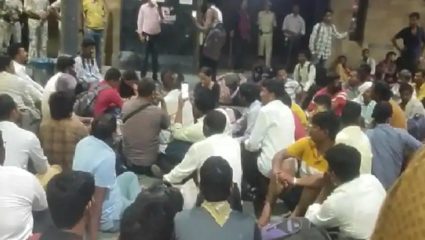आझाद मैदानातून पोलिसांनी बाहेर काढल्यानंतर एसटी कर्मचाऱ्यांचा आता सीएसएमटी रेल्वे स्थानकात ठिय्या