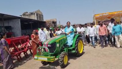 महिला व बाल विकास मंत्री ॲड. यशोमती ठाकूर यांनी चालवला ट्रॅक्टर