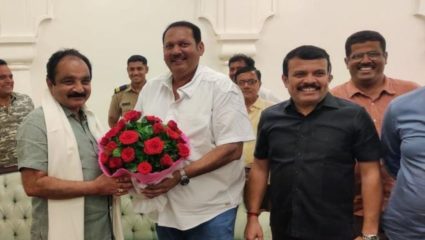 आमदार मकरंद पाटील यांनी घेतली उदयनराजेंची भेट; उदयनराजे यांनी पेढा भरवून केले कौतुक