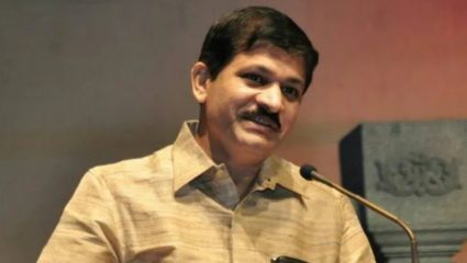 भंडाऱ्यात अभद्र युती करणाऱ्या चरण वाघमारेला भारतीय जनता पार्टीने केले ६ वर्षांसाठी आऊट