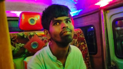 रिक्षाचालकाच्या कार्याला सलाम ! मूकबधिर तरुणाला ‘असं’ सोडलं सुखरूप घरी तेही अवघ्या ५ तासात