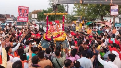 राणा दाम्पत्याचे जंगी स्वागत करत क्रेनने घातला हार,  भीम ब्रिगेडने रोखले राणा दाम्पत्याला ! हा तर बेशरमपणाचा कळस – पालकमंत्री यशोमती ठाकूर