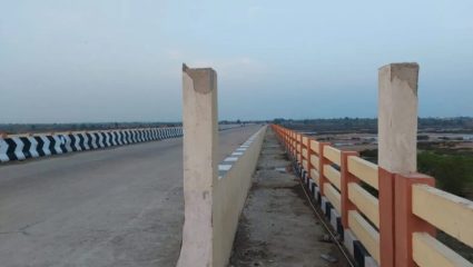दुरूस्तीचे काम सुरु असताना पूल कोसळला; तीन जण गंभीर जखमी; मुख्यमंत्र्यांच्या गावाजवळील घटना