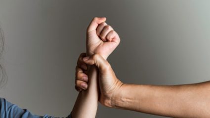 मद्यपी पतीने पत्नीच्या डोक्यात मारला स्टिलचा रॉड, घरगुती हिंसाचाराचा आणखी एक प्रकार उघड