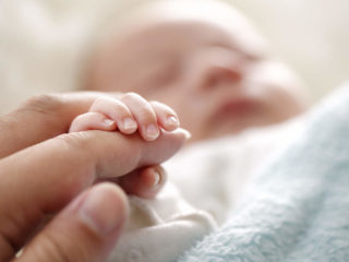 महिलेने आपल्या पोटच्या नवजात बाळाला विकले दीड लाखात; विकण्याचं कारण वाचून बसेल धक्का…