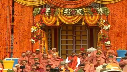 कोरोना संकटानंतर बद्रीनाथ धामचे दरवाजे उघडले,  भाविकांमध्ये उत्साहाचं वातावरण