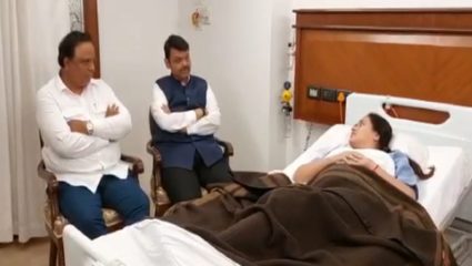 देवेंद्र फडणवीस आणि आशिष शेलार यांनी लीलावती रुग्णालयात नवनीत राणांची घेतली भेट