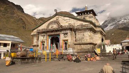 केदारनाथ मंदिरातील गाभारा सोन्यानं सजवण्याच्या नावाखाली वापरलं पितळं?, 125 कोटींचा घोटाळा? पुजाऱ्यानं काय केलाय आरोप? काय रंगलंय राजकारण?