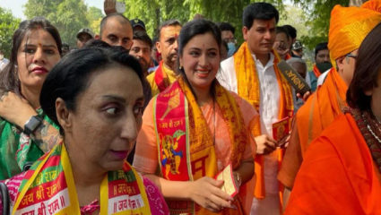 उद्धव ठाकरे नावाच्या संकटातून महाराष्ट्र मुक्त व्हावा म्हणून केलं हनुमान चालिसा पठण, नवनीत राणांचं वक्तव्य