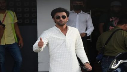 पांढर्‍या कुर्ता पायजामात रणबीर कपूर आणि अयान मुखर्जीचा कूल अदांज!
