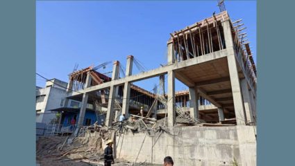 सांस्कृतिक सभागृहाचे बांधकाम सुरु असताना स्लॅब कोसळला; एकाचा मृत्यू तर पाच कामगार जखमी
