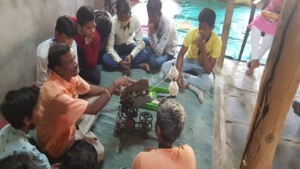 वर्ध्यात बालगृहातील ६४ बालकांना चरखा ओळख व सुत कताईचे प्रशिक्षण, स्वयंरोगाचे मुलांनी गिरवले धडे