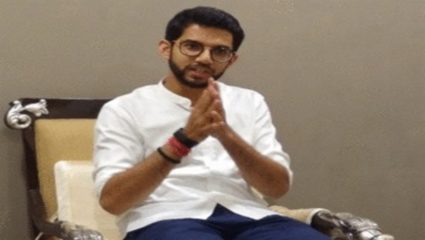“५० खोके घेऊन…” आदित्य ठाकरेंचा शिंदे गटावर घणाघात