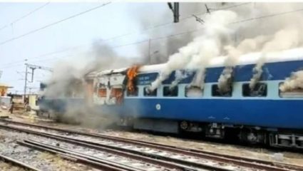 बिहारमध्ये मोदी सरकारच्या ‘अग्निपथ’ योजनेविरोधात आंदोलन; विद्यार्थ्यांनी ट्रेनचे डबे पेटविले; रस्ते वाहतुकीतही केली आडकाठी