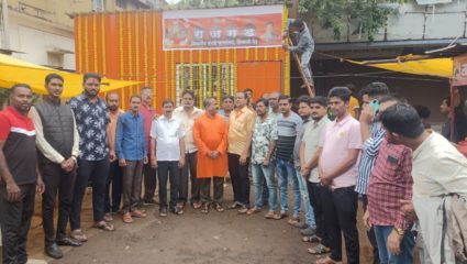 शिवसेनेच्या फलकांना हात लावाल तर…; शिवसैनिकांचा इशारा