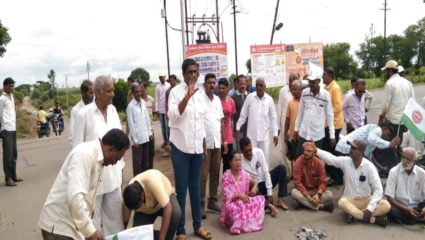 कुरुंदवाडमध्ये ‘स्वाभिमानी’ आक्रमक; रास्ता रोको करत शासनाच्या जीआरची होळी