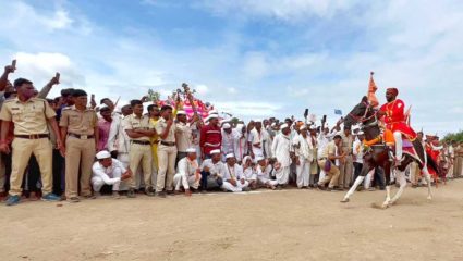 संत तुकोबारायांच्या पालखी सोहळ्यातील पहिले गोल रिंगण बेलवाडीत