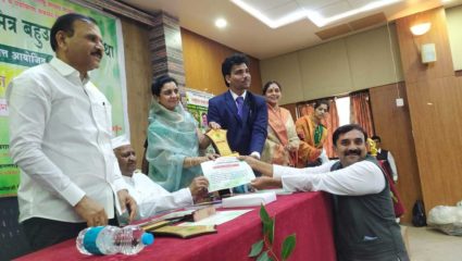 माणदेशी शिक्षकाचा राळेगणसिद्धीत राष्ट्रीय शिक्षकरत्न पुरस्काराने सन्मान