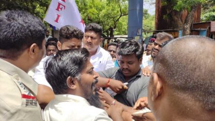 ‘अग्निपथ’च्या निषेधार्थ सोलापुरात तीव्र आंदोलन; युवा महासंघाचे कार्यकर्ते-पोलिसांमध्ये झटापट