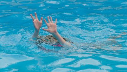 नगर परिषदेच्या स्विमिंग पूल मध्ये १३ वर्षीय मुलाचा पाण्यात बुडून मृत्यू