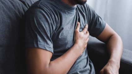 पुरूषांनो व्हा सावधान! ‘अशी’ लक्षणं दिसली तर समजा रक्तवाहिन्यांत साठलय कॉलेस्ट्रॉल