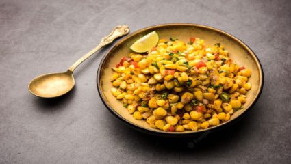 संध्याकाळच्या नाश्त्यासाठी चटपटीत उपाय; खा हेल्थी स्वीटकॉर्न चाट