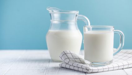 कच्च्या दुधाचे हे फायदे तुम्हाला माहित आहेत का? सुंदर त्वचा ते पाचनशक्तीही वाढवते