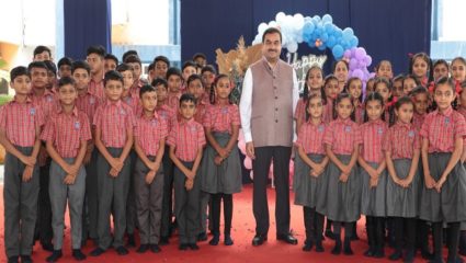 गौतम अदाणी यांच्या ६० व्या वाढदिवसानिमित्त अदाणी कुटुंबाकडून ६०,००० कोटी रुपयांची देणगी