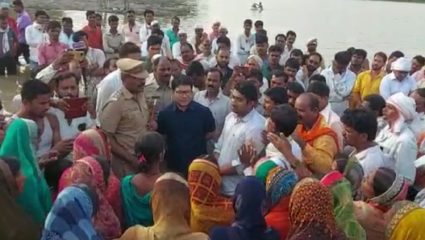 आंदोलनकर्त्यांना भेटण्यासाठी जिल्हाधिकारी उतरले थेट गोदावरी नदी पात्रात; आठ तासांनंतर आंदोलन मागे