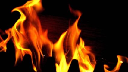 मुंबईतील ‘या’ परिसरात झोपडपट्टीमध्ये भीषण आग, 25 हून अधिक घरांना झळा!
