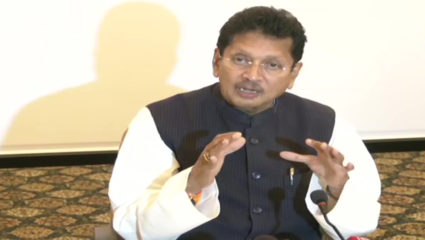 पवार हवेत की शिवसैनिक? हे तुम्ही ठरवा; शेवट गोड होईल, दीपक केसरकर यांचे आवाहन