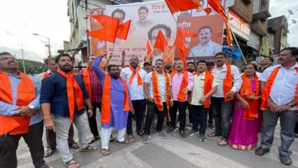‘साहेब’, यंदा पण पांडुरंगांची आरती तुमच्याच हातून होणार’, धुळ्यात  शिवसैनिकांकडून लावले बॅनर