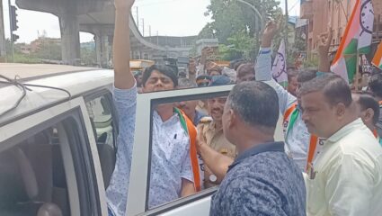 मुंबईत राष्ट्रवादी युवक काँग्रेसतर्फे भगतसिंग कोश्यारी यांच्या विरोधात “जोडे मारो आंदोलन”