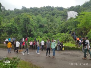  पावसाळ्या सह्याद्रीच्या डोंगररांगा पर्यटकांना खुणावतायेत ; दाट धुके, घनदाट झाडी आणि खळखळणारे धबधबे पाहून आनंद द्विगुणीत