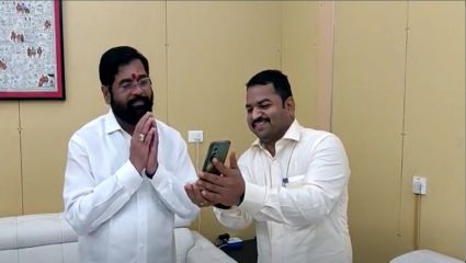 VIDEO : अण्णा हजारे यांचा CM एकनाथ शिंदे यांच्यासोबत व्हिडीओ कॉलद्वारे संवाद